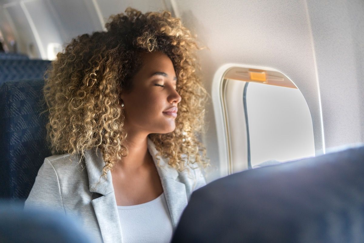 Sieviete guļ uz lidmašīnas