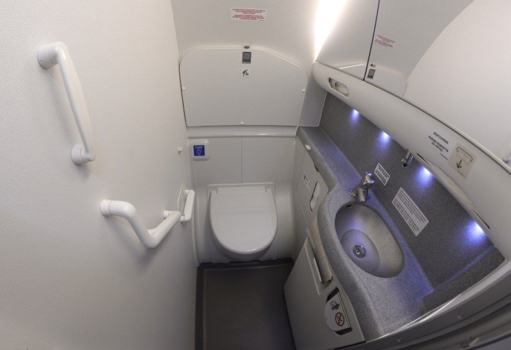 vannas istaba ar Boeing 737 lidmašīnu