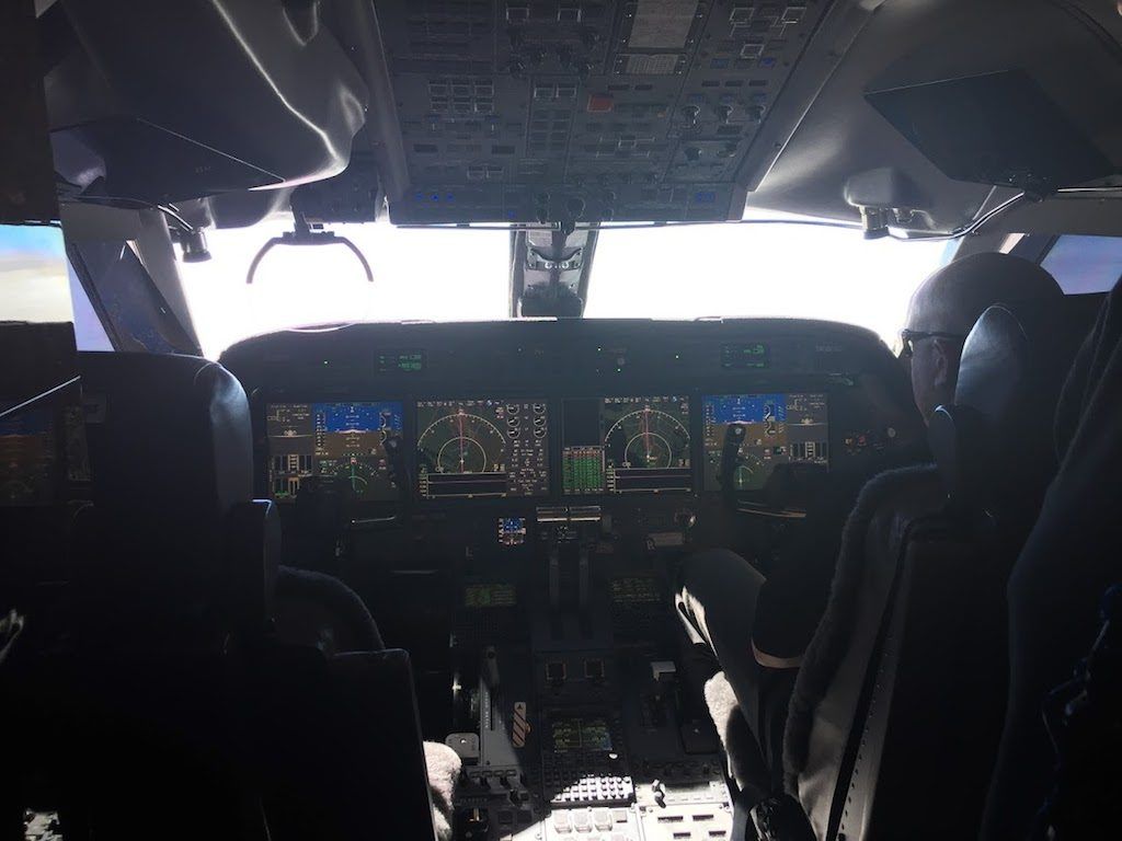 cockpit van privéjet, foto door Diana Bruk