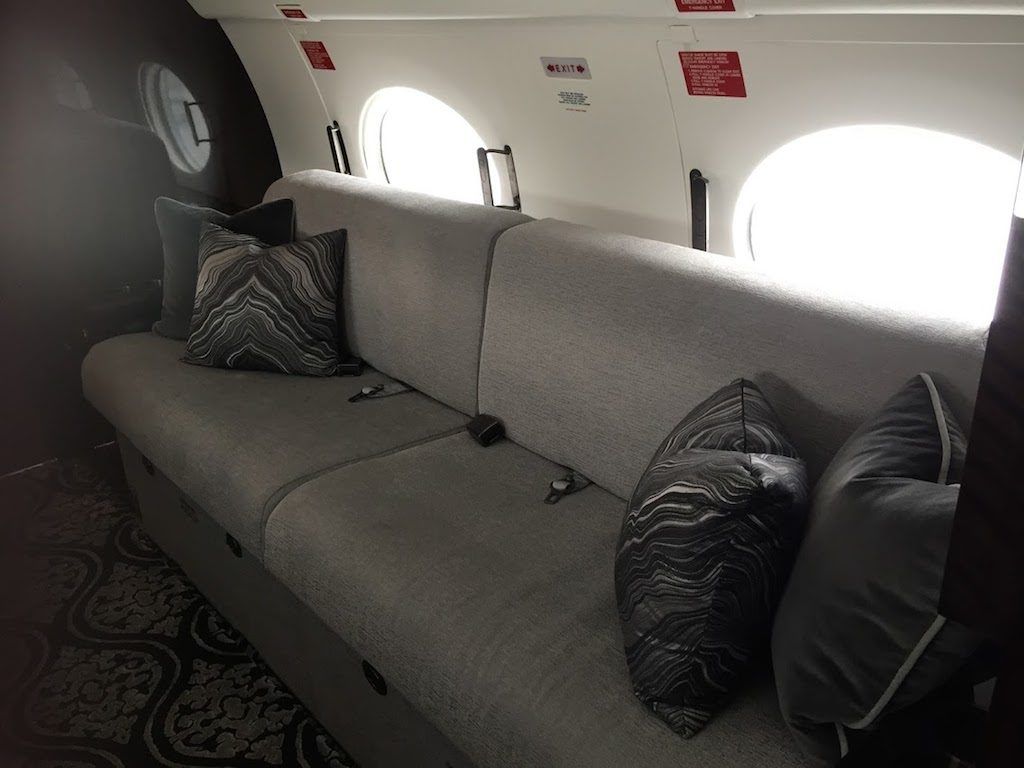 kanapé magánrepülőgépben, Diana Bruk fényképe.