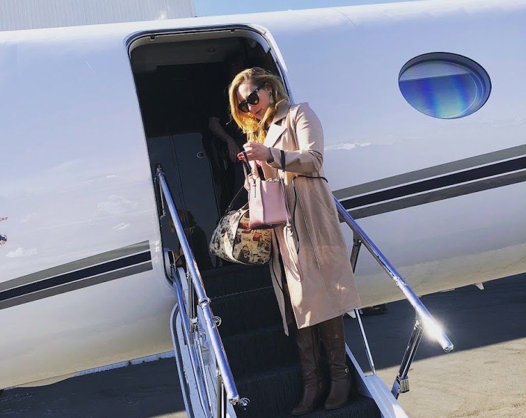 Даяна Брук се качва на частен самолет на летище Тетерборо.