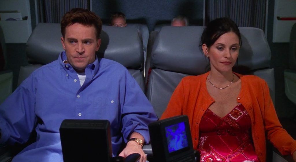 Chandler y Monica quieren tener sexo en el avión