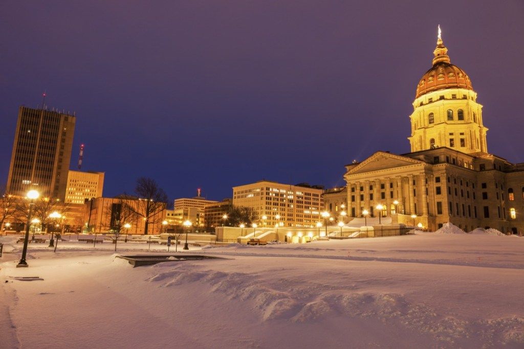 Edificio del estado de Kansas cubierto de nieve