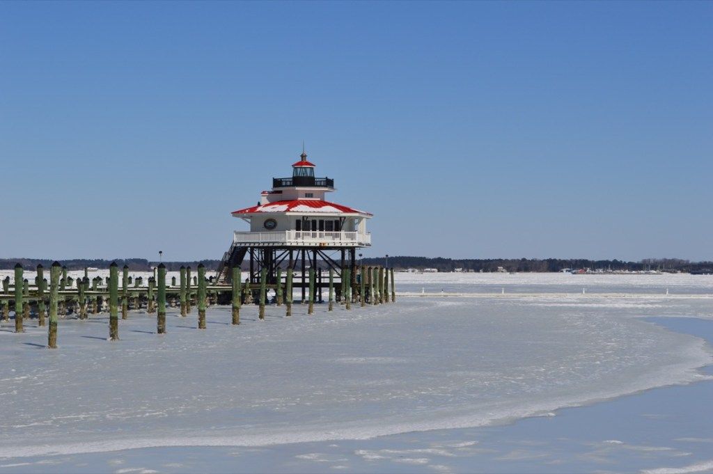 Una playa helada en Maryland en invierno