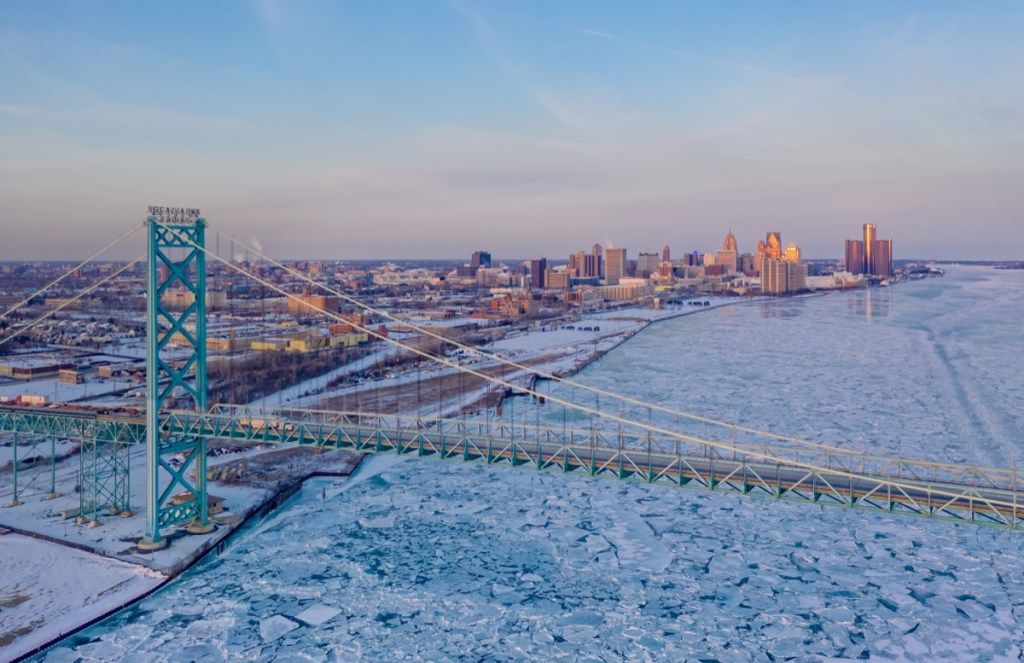 Luminen talvi siluetti Detroitissa