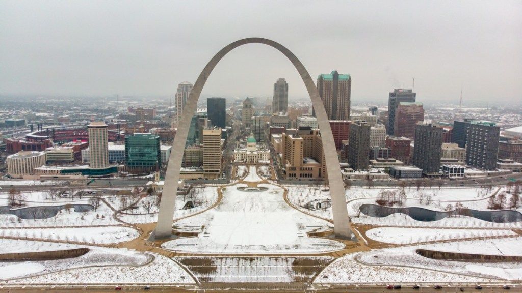 Arco de Saint Louis Missouri cubierto de nieve en invierno