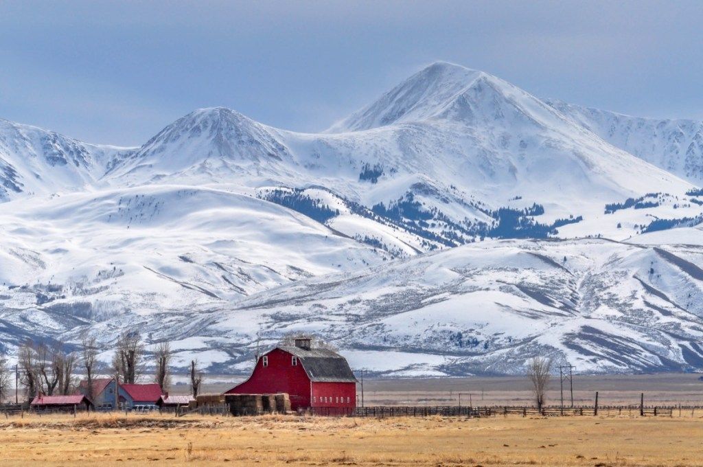 Montana pozimi s zasneženimi gorami