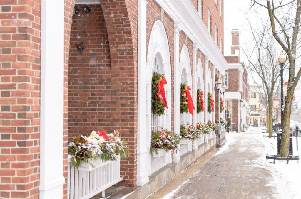 Calles de New Hampshire decoradas para Navidad en invierno