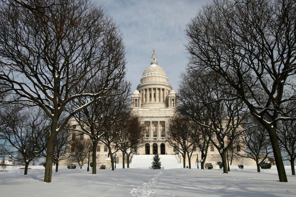 Edificio del Capitolio en Rhode Island cubierto de nieve