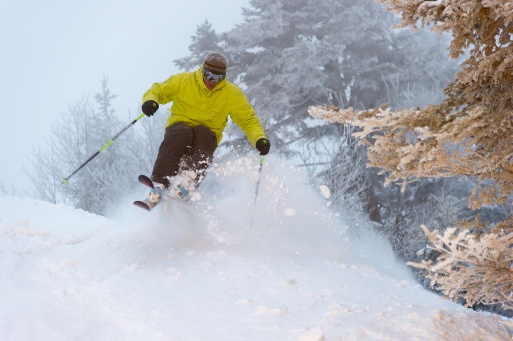 Hombre esquiando en Vermont