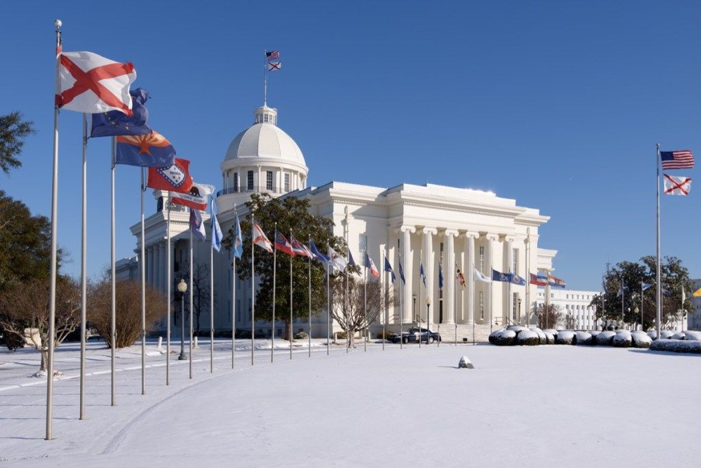 La casa del capitolio de Alabama cubierta de nieve