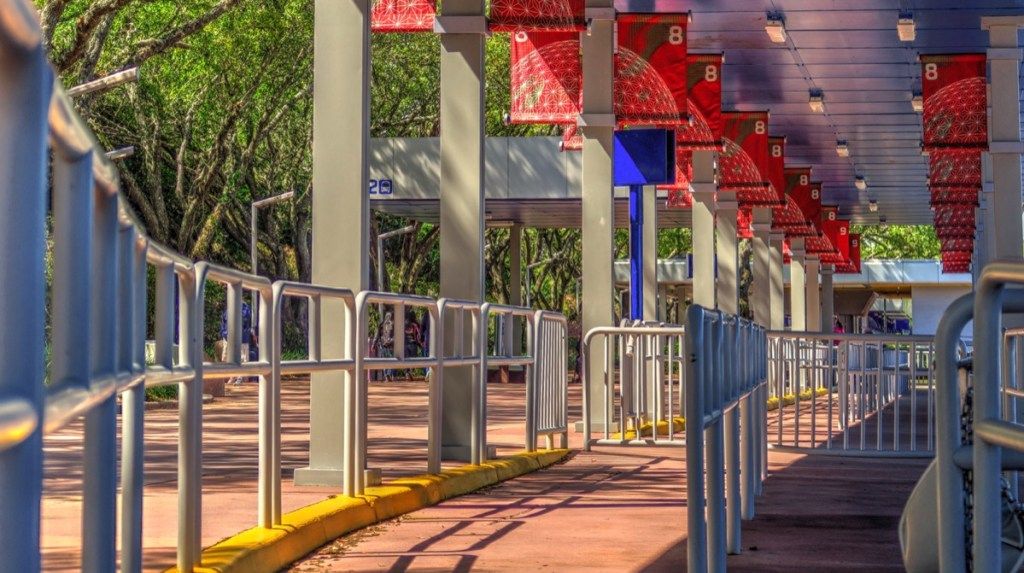 Fastpass jalur Disney Park + fasilitas disney rahasia