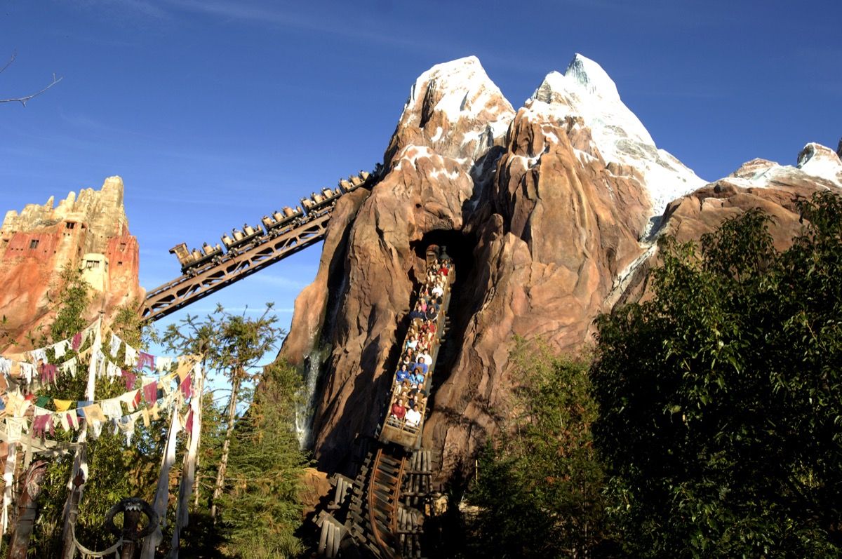berg og dalbane i Disney temapark