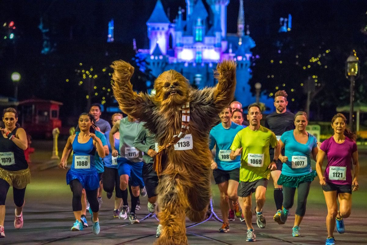 chewbacca som løper maraton med maratonløpere