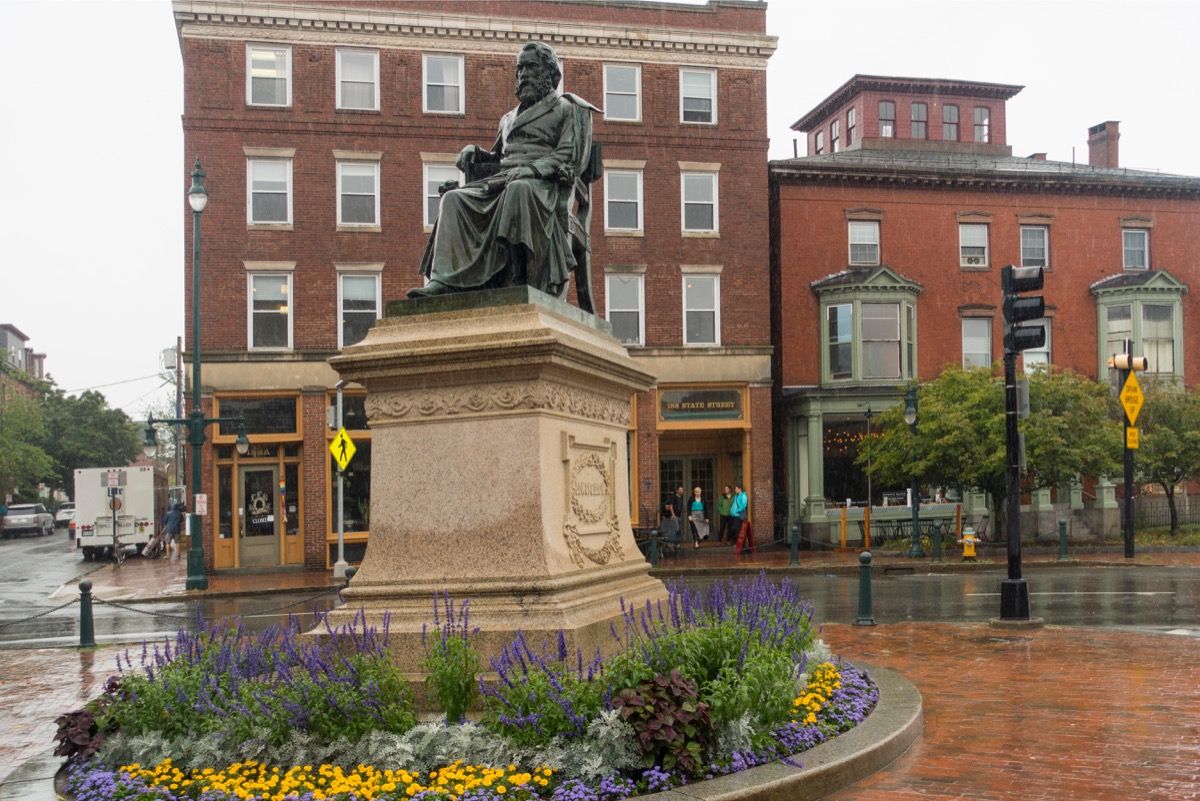 Spomenik Henry Wadsworth Longfellow u Portlandu Maine