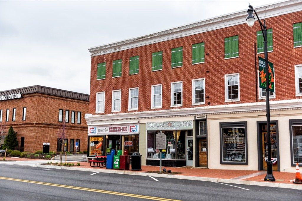 Wytheville, ASV - 2018. gada 19. aprīlis: Mazpilsētas ciemata zīmes veikaliem, veikaliem, veikaliem Virdžīnijas dienvidos, vēsturiskas ķieģeļu ēkas - attēls