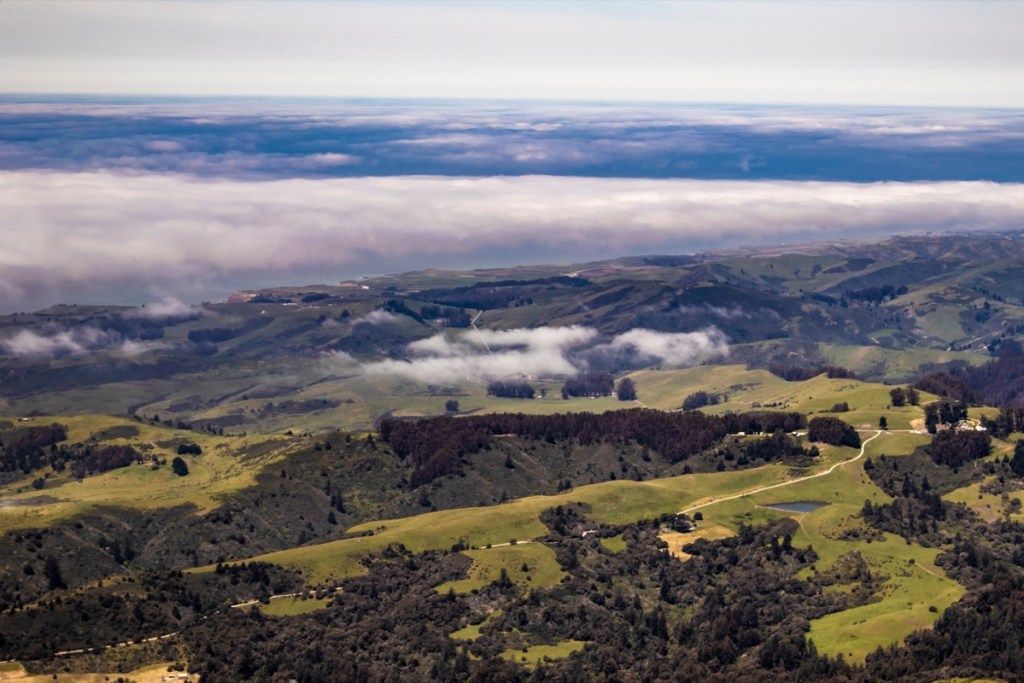 Mākoņi karājas zem Portola ielejas viļņainajiem kalniem ārpus Silīcija ielejas, Kalifornijā, ASV - attēls