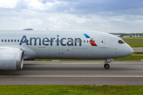   Амстердам, Холандия - 21 май 2021 г.: Самолет Boeing 787-9 Dreamliner на American Airlines на летище Шипхол в Амстердам (AMS) в Холандия.