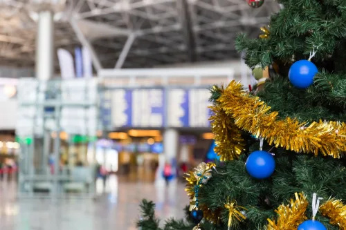   χριστουγεννιάτικο δέντρο στο αεροδρόμιο