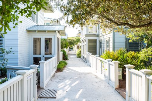   Hiekkainen polku kahden valkoisen talon rivin välillä Seasidessa, Floridassa