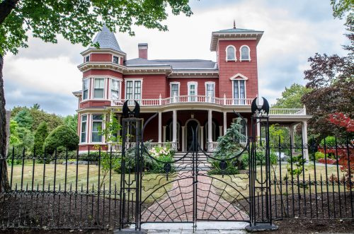   Mặt trước của Stephen King's house in Bangor Maine during summer day