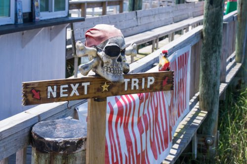   Mag-sign para sa isang pirate ship boat tour sa Beaufort, North Carolina