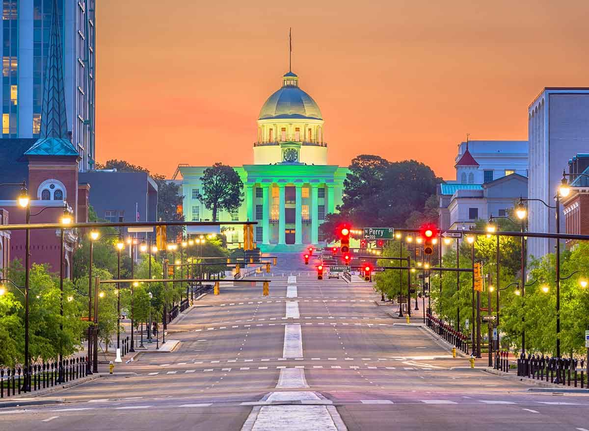 Una calle al anochecer que conduce al edificio del Capitolio en Montgomery