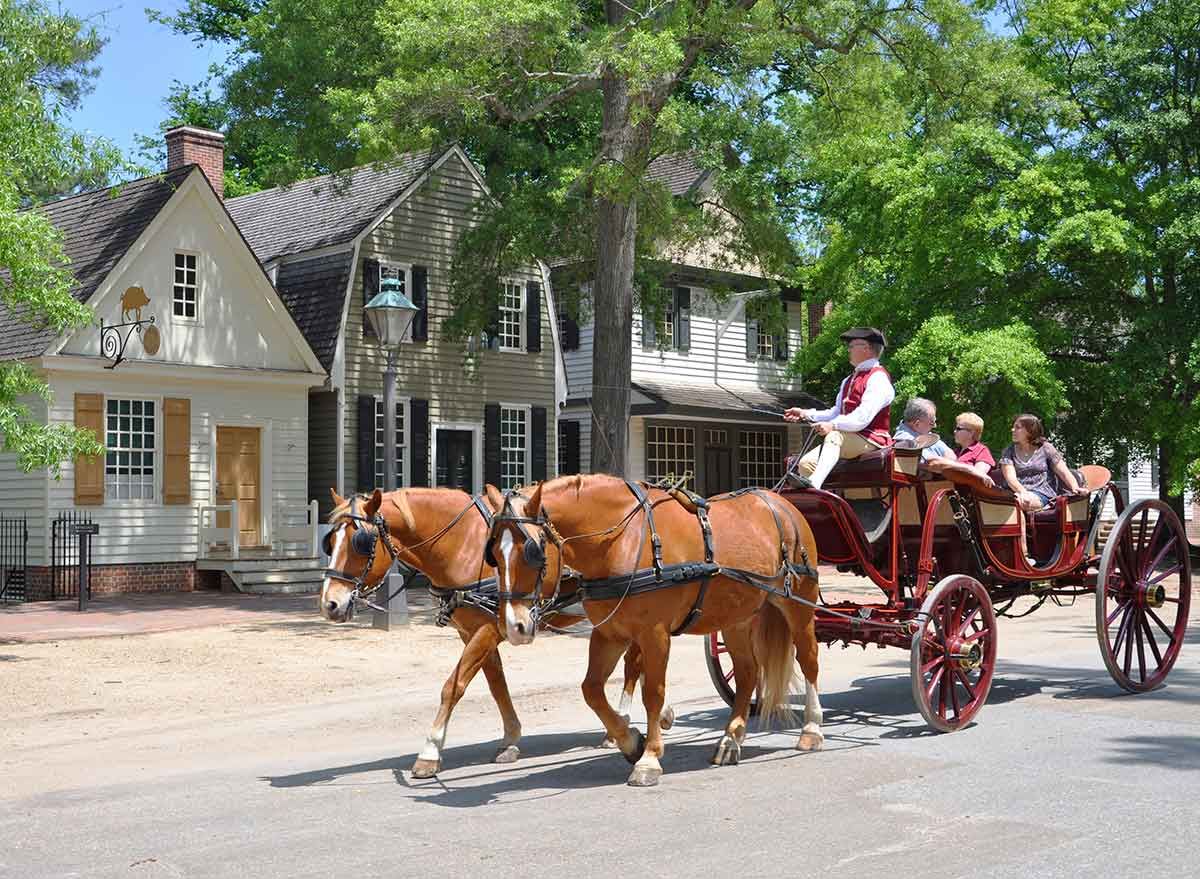 en häst och vagn av turister i koloniala Williamsburg