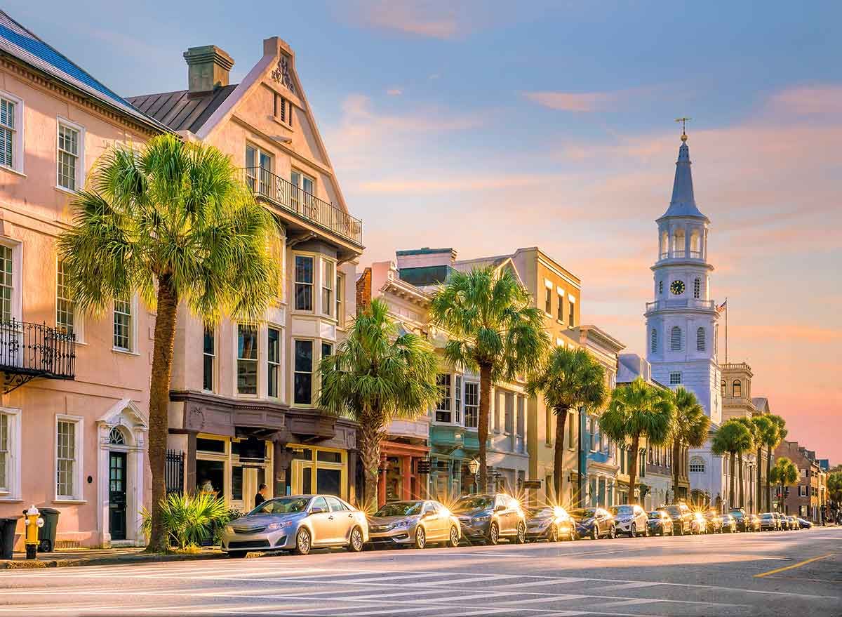 palmbomen langs winkelpuien en een kerk in Charleston
