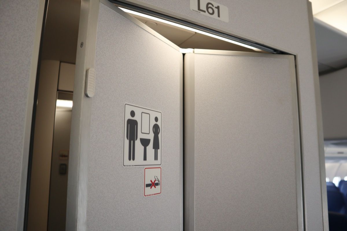 חדר אמבטיה יחיד במטוס פתוח מעט