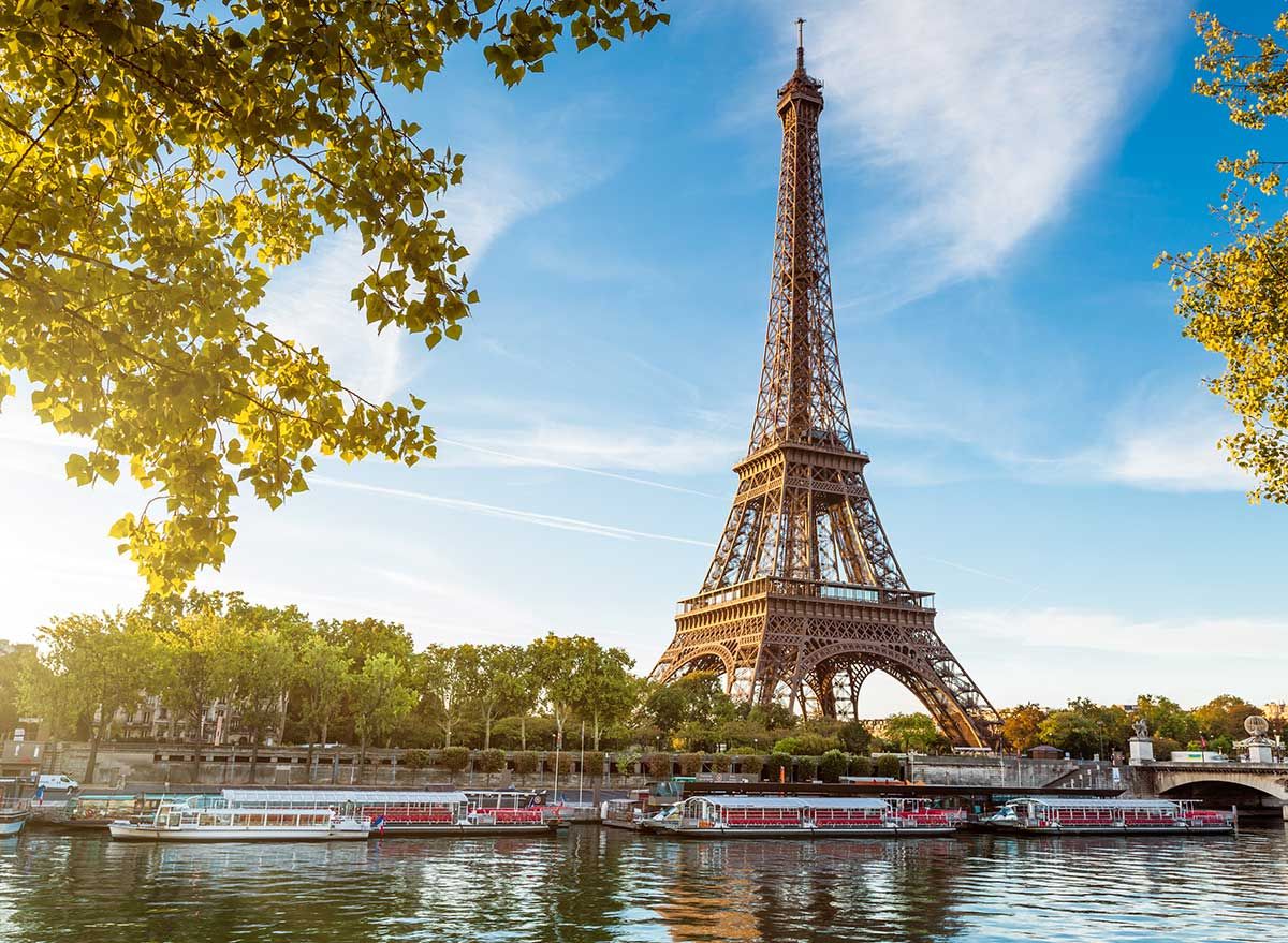 turnul Eiffel de lângă râu