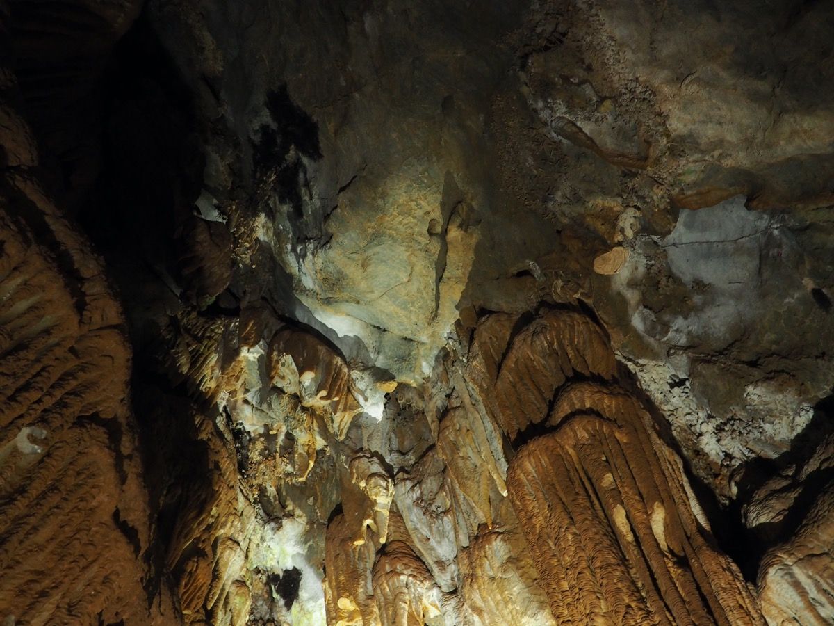 formación rocosa en la caverna del abismo negro