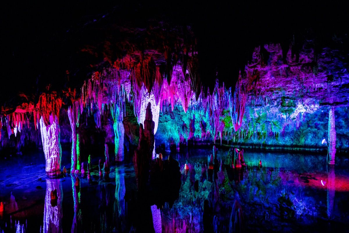 värikäs valo valaisee kivimuodostelmia meramec-luolan sisällä