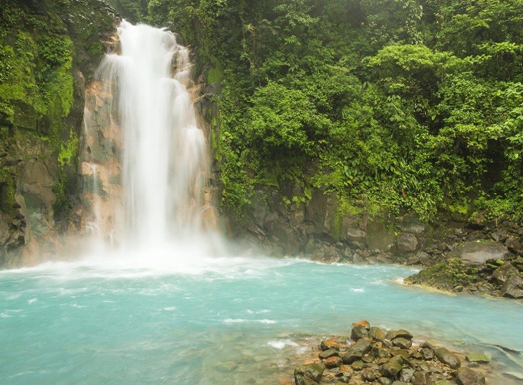 Cascada de Costa Rica viajar a países sin agua potable
