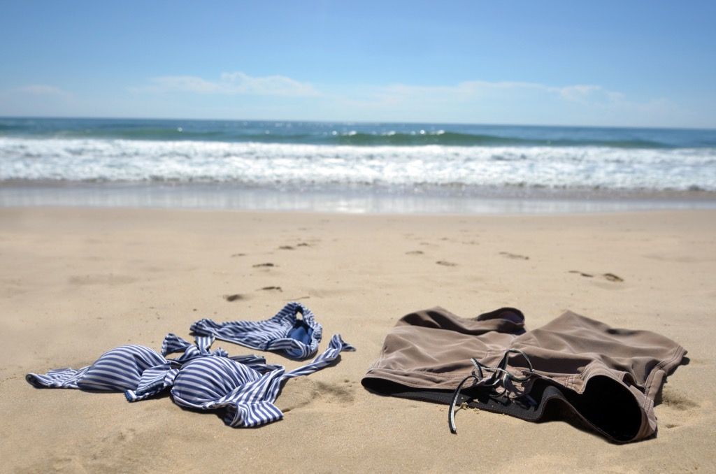 בגדי ים בחוף מדינות ללא מים נקיים