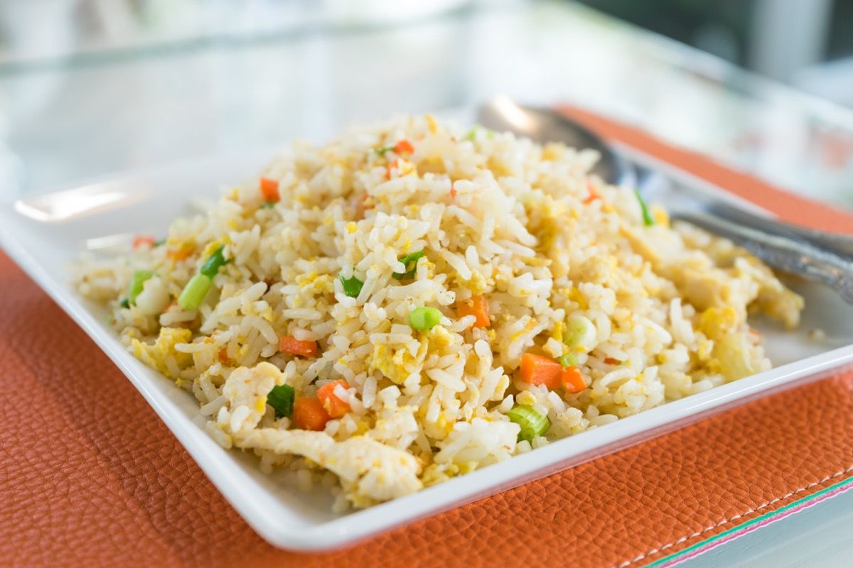 gebratener Reis auf einem Teller
