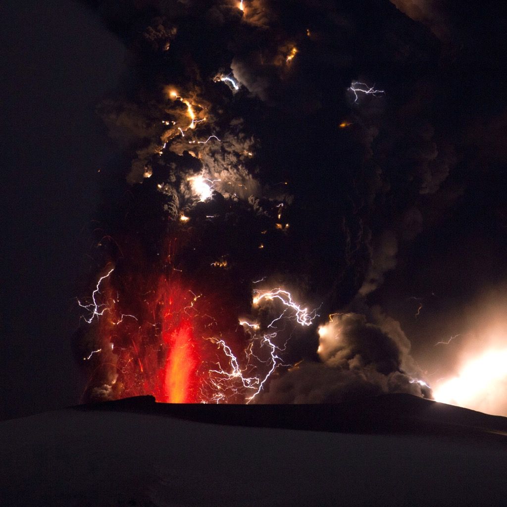 Fotografije vulkanske strele Eyjafjallajokull z redkimi dogodki