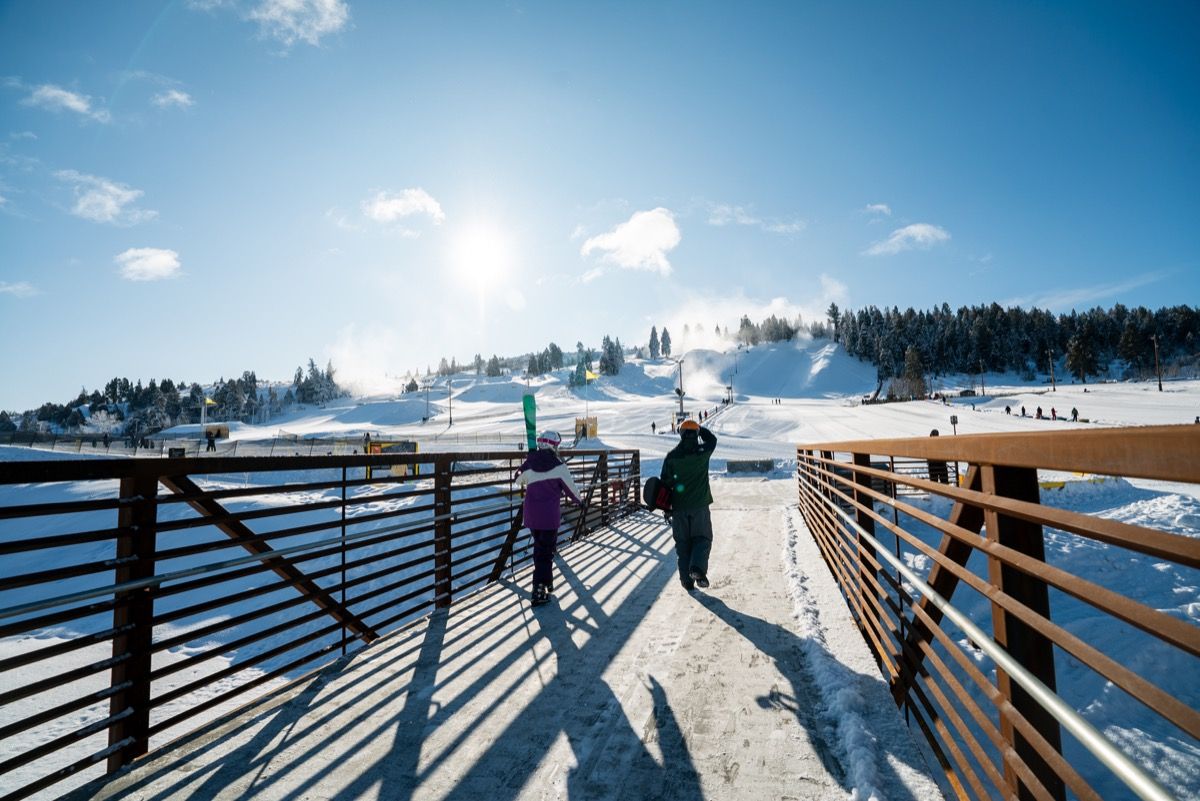 мост, водещ до основната ски зона