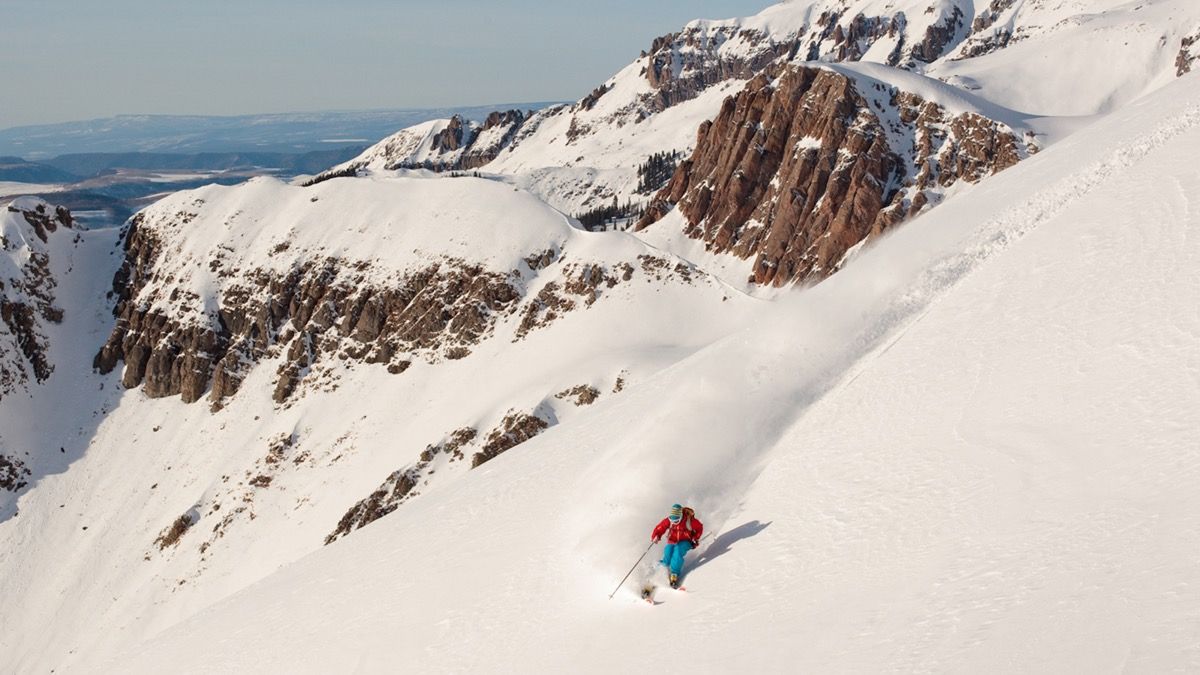 om schiind pe zăpadă neatinsă în Utah
