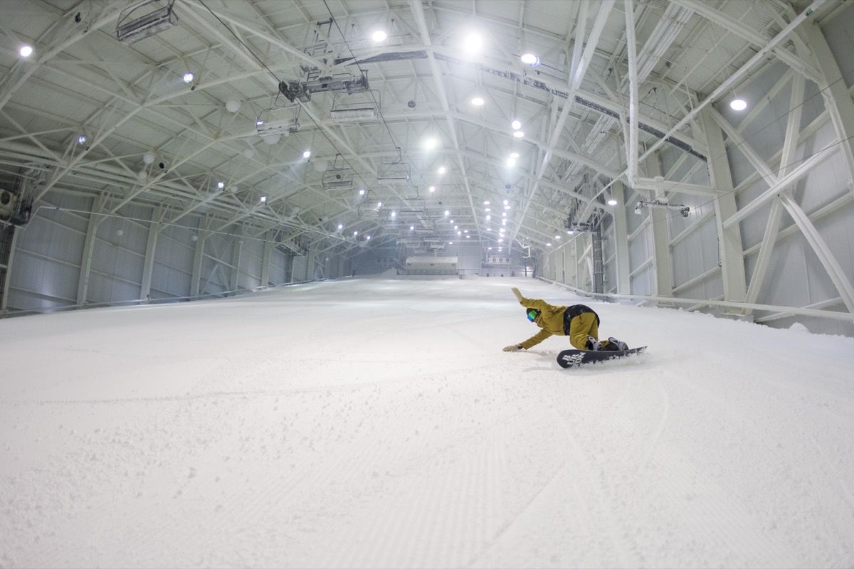 lelaki berseluncur salji di tempat peranginan ski dalaman di jersey baru