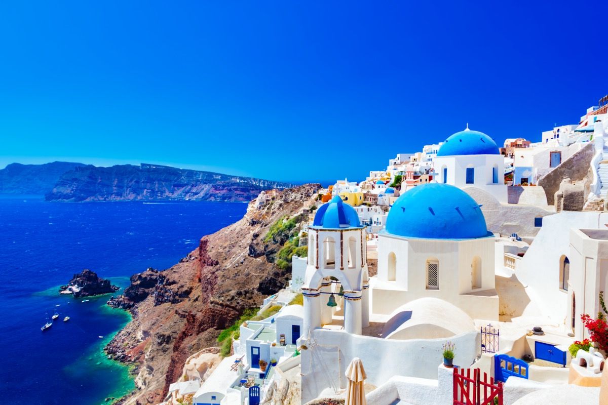 słynne domy z niebieskim dachem na greckiej wyspie santorini