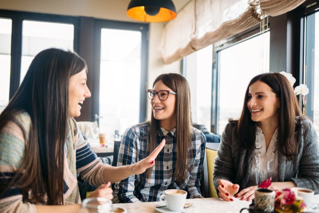nők beszélgetnek a kávézóban