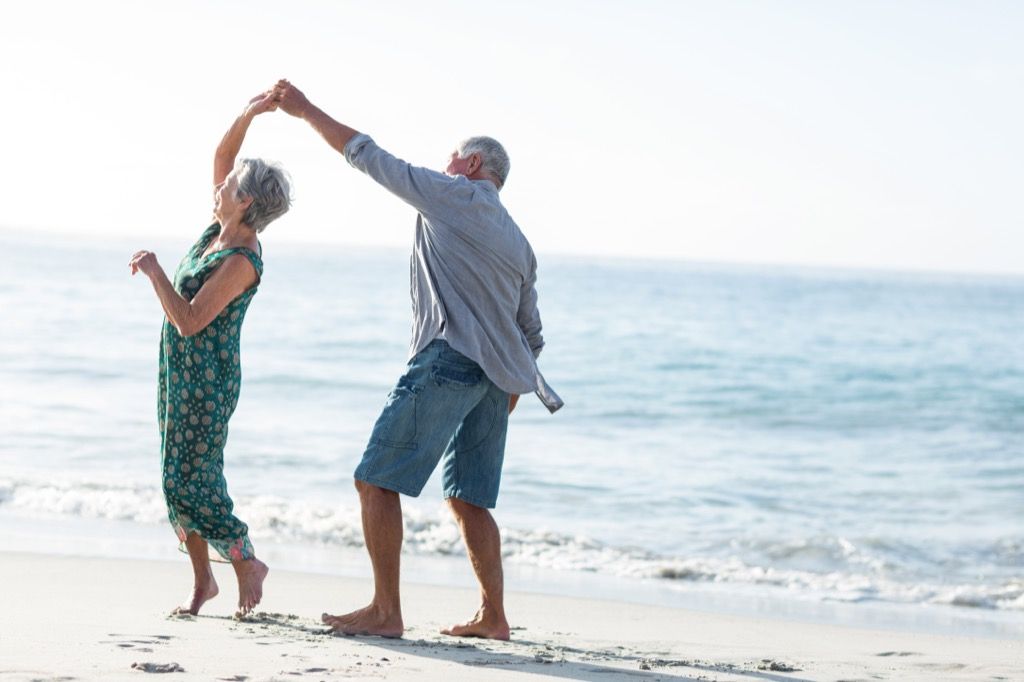 couple de personnes âgées sur la plage le mariage dure pour toujours