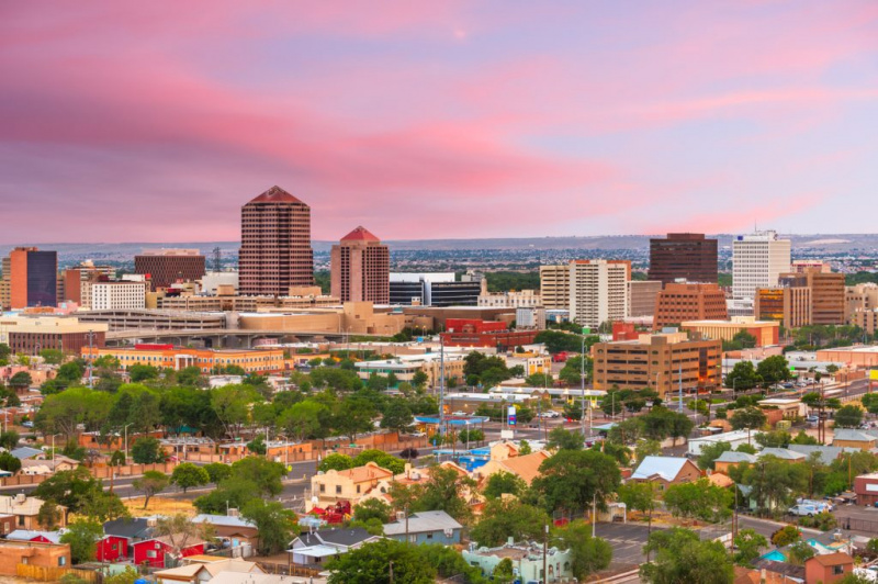   Panoramę Albuquerque w stanie Nowy Meksyk o zmierzchu