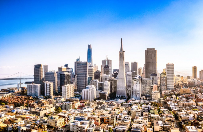   Pemandangan sudut tinggi San Francisco's business district on a sunny day.