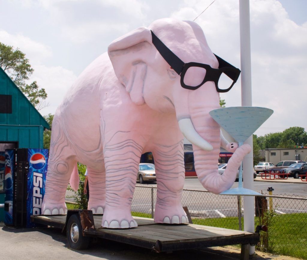 gajah merah jambu martini, mercu tanda negeri pelik