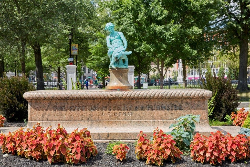 Statua z fontanny chłopca żółwia, Massachusetts, dziwne zabytki stanu