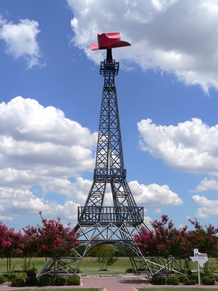 Eiffeltoren die een cowboyhoed draagt ​​in Parijs, Texas, rare staatsoriëntatiepunten