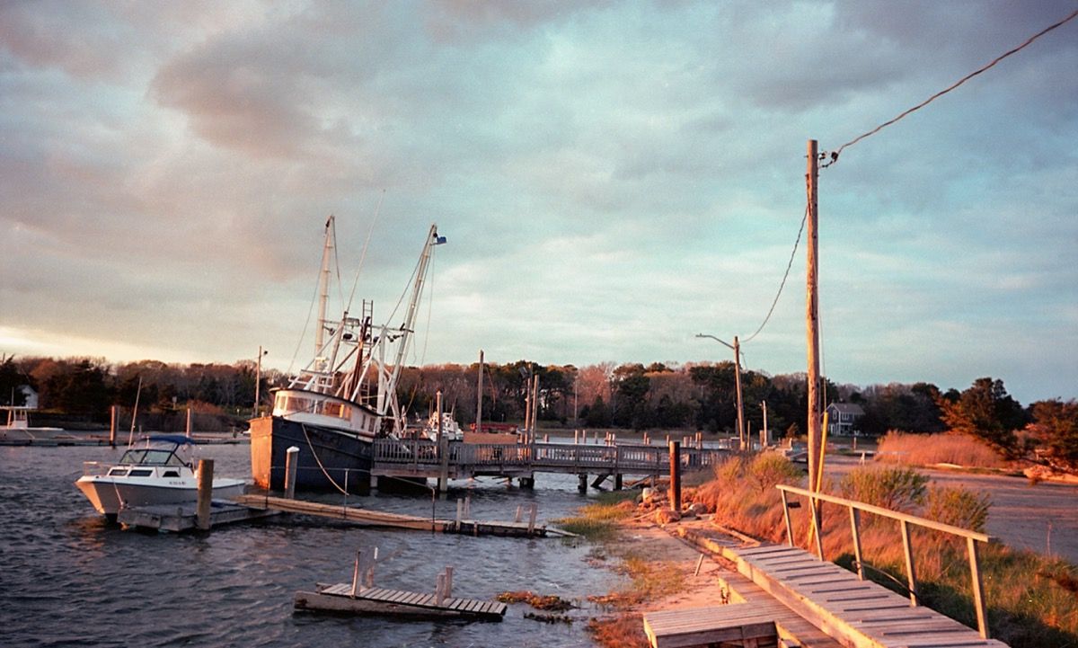 boten in een haven tijdens zonsondergang