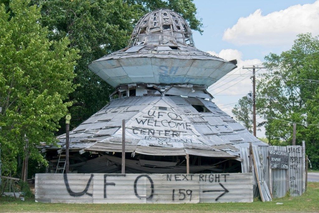 Bowman, Lõuna-Carolina - 6. aprill 2018: omatehtud lendava taldrikujuline elamu reklaamib seda kui Lõuna-Carolina väikelinnas asuvat UFO-tervituskeskust.